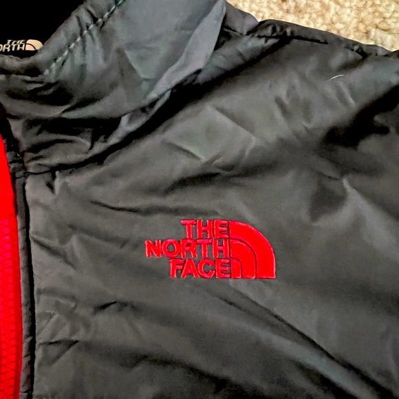 North Face- Boy’s L puffer jacket - Picture 3 of 3